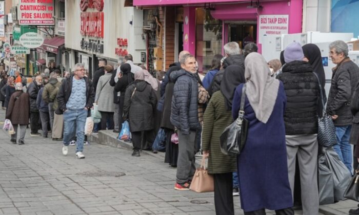 Ramazan alışverişi için kasaplarda metrelerce kuyruk