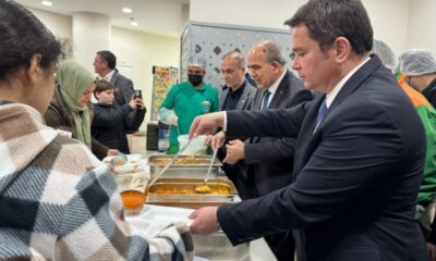 Osmangazi Belediye Başkanı Aydın vatandaşlara iftar yemeği dağıttı