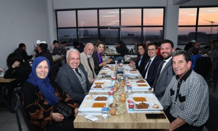 Şadi Özdemir, aşevinde vatandaşlarla iftar yaptı