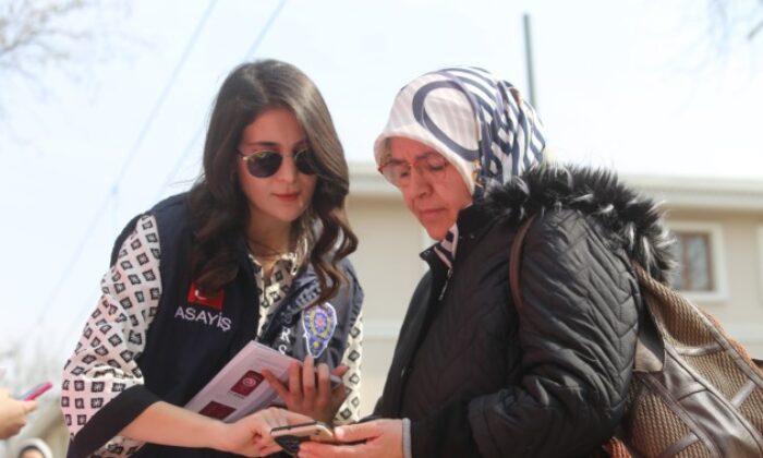 Bursa’da kadın polisler kolları sıvadı